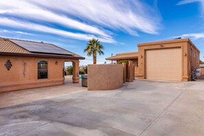 Property grounds - Havasu Whaler -  Pool, Spa, Game Room, Casita (Lake Havasu City)