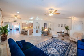 TV connectée, cheminée, chaîne hi-fi