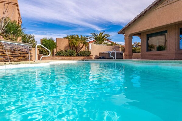 Een verwarmd zwembad