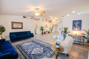 TV connectée, cheminée, chaîne hi-fi