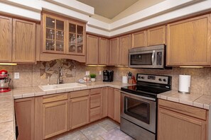 Een koelkast, een microgolfoven, een oven, een kookplaat