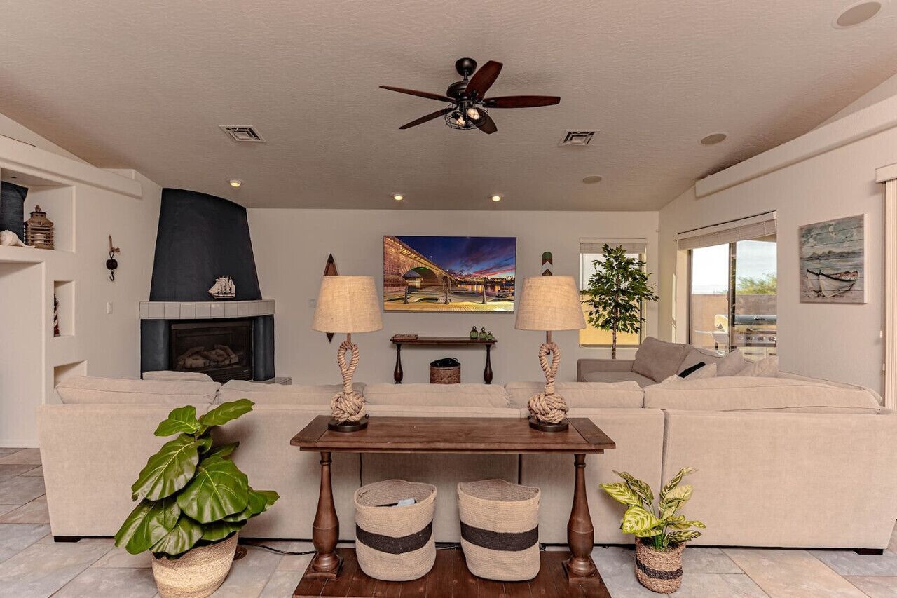 Smart TV, fireplace