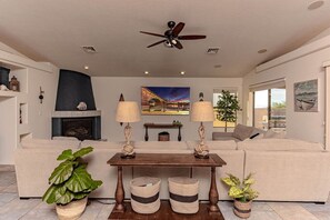 Smart-tv, een open haard en een stereo