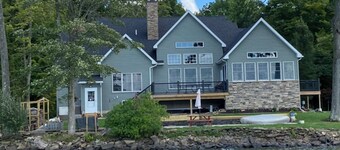 Cozy cottage-breathtaking sunsets. Lake front. Close to casino & racetrack.