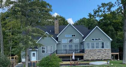 Cozy cottage-breathtaking sunsets. Lake front. Close to casino & racetrack.