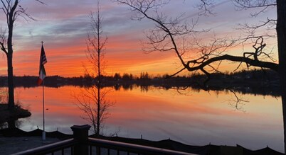 Cozy cottage-breathtaking sunsets. Lake front. Close to casino & racetrack.