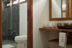 Suíte tradicional, vista para o jardim | Banheiro | Produtos de toalete grátis, secador de cabelo