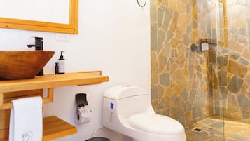 Deluxe-værelse - udsigt til flod | Badeværelse | Gratis toiletartikler, hårtørrer