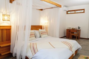 A bedroom with a four-poster bed, a wooden desk, and a chair. - BIO RIO HOTEL (San Jerónimo)