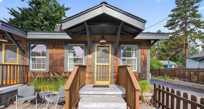 North Sister - Bungalow Charm, Fireplace, Queen bed, Parking