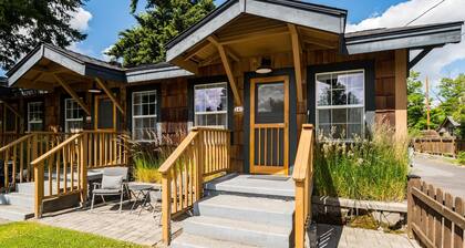 North Sister - Bungalow Charm, Fireplace, Queen bed, Parking