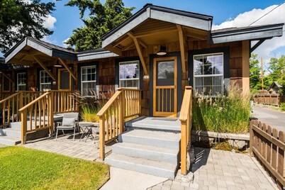 North Sister - Bungalow Charm, Fireplace, Queen bed, Parking