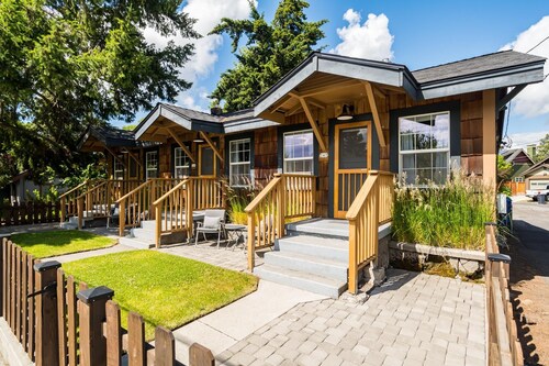 North Sister - Bungalow Charm, Fireplace, Queen bed, Parking