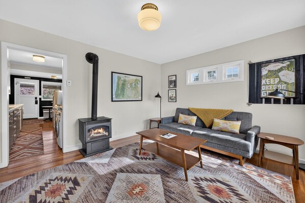 Smart TV, fireplace, books - North Sister - Bungalow Charm, Fireplace, Queen bed, Parking (Bend)