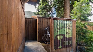 A wooden building with a sign that reads "Cosmo Cocktail Lounge." - Middle Sister - Sweet Bungalow, Queen bed, Parking, Walkable downtown Bend (Bend)