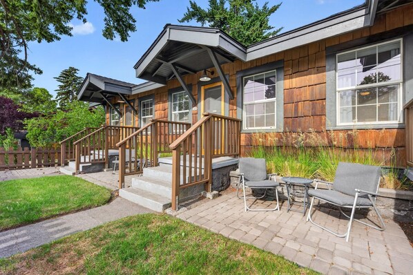 Terrace/patio - Middle Sister - Sweet Bungalow, Queen bed, Parking, Walkable downtown Bend (Bend)