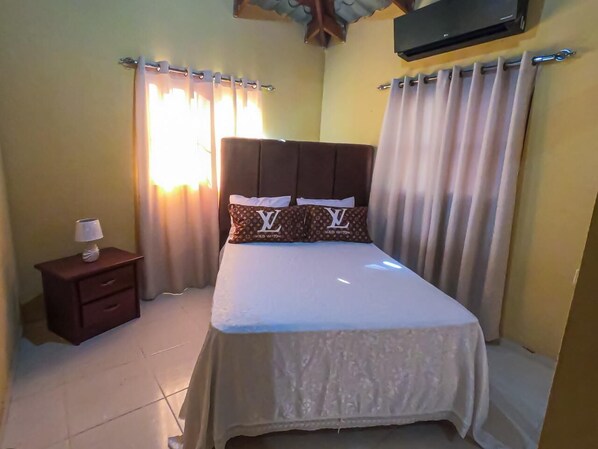 2 habitaciones, tabla de planchar con plancha, wifi y ropa de cama