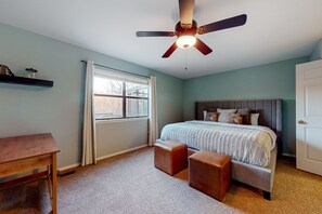 2 bedrooms, desk, Internet, bed sheets - Lakefront retreat with screened sunroom, wood stove, multiple decks, & AC (Rogers)