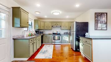 Frigorifero, microonde, forno, piano cottura