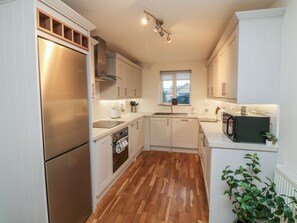 Lavavajillas, hervidor eléctrico, tostadora y utensilios de cocina