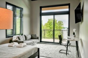 Smart TV, video games, offices - Lake Anna Luxury Lakefront, Beach, Pool & Hot Tub (Bumpass)