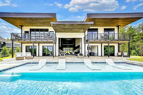 Lake Anna Luxury Lakefront, Beach, Pool & Hot Tub