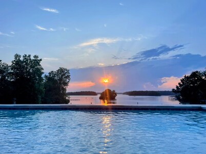 Lake Anna Luxury Lakefront, Beach, Pool & Hot Tub