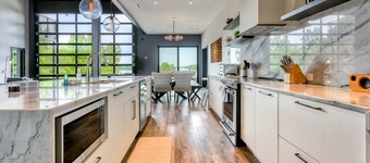 Lake Anna Luxury Lakefront, Beach, Pool & Hot Tub