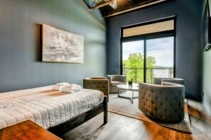 7 bedrooms, iron/ironing board, travel cot, free WiFi - Lake Anna Luxury Lakefront, Beach, Pool & Hot Tub (Bumpass)