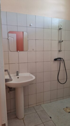 Haartrockner, Handtücher, Seife, Toilettenpapier