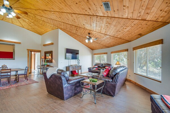 TV - Private Yard & Fishing Dock: ‘Canyon Rim Retreat’ (Amarillo)