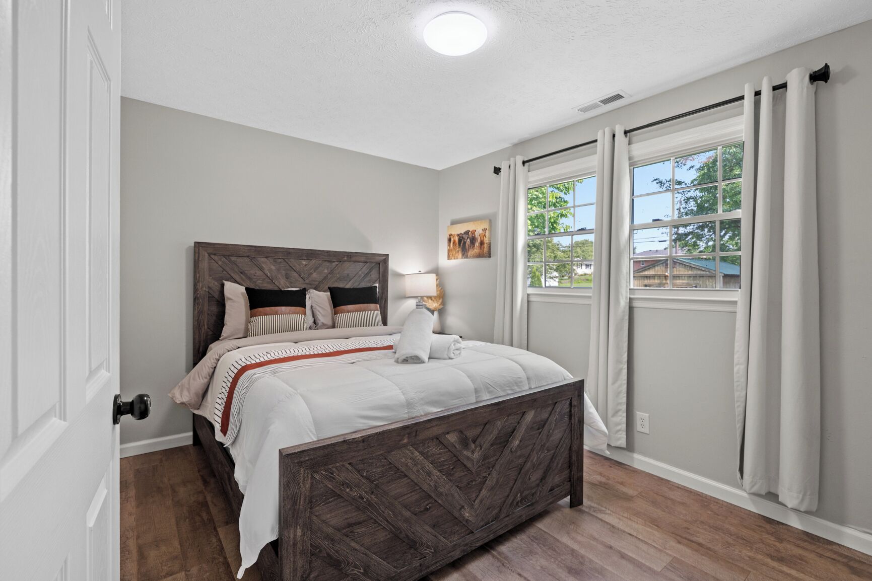 4 室のベッドルーム、WiFi (無料)、ベッドシーツ