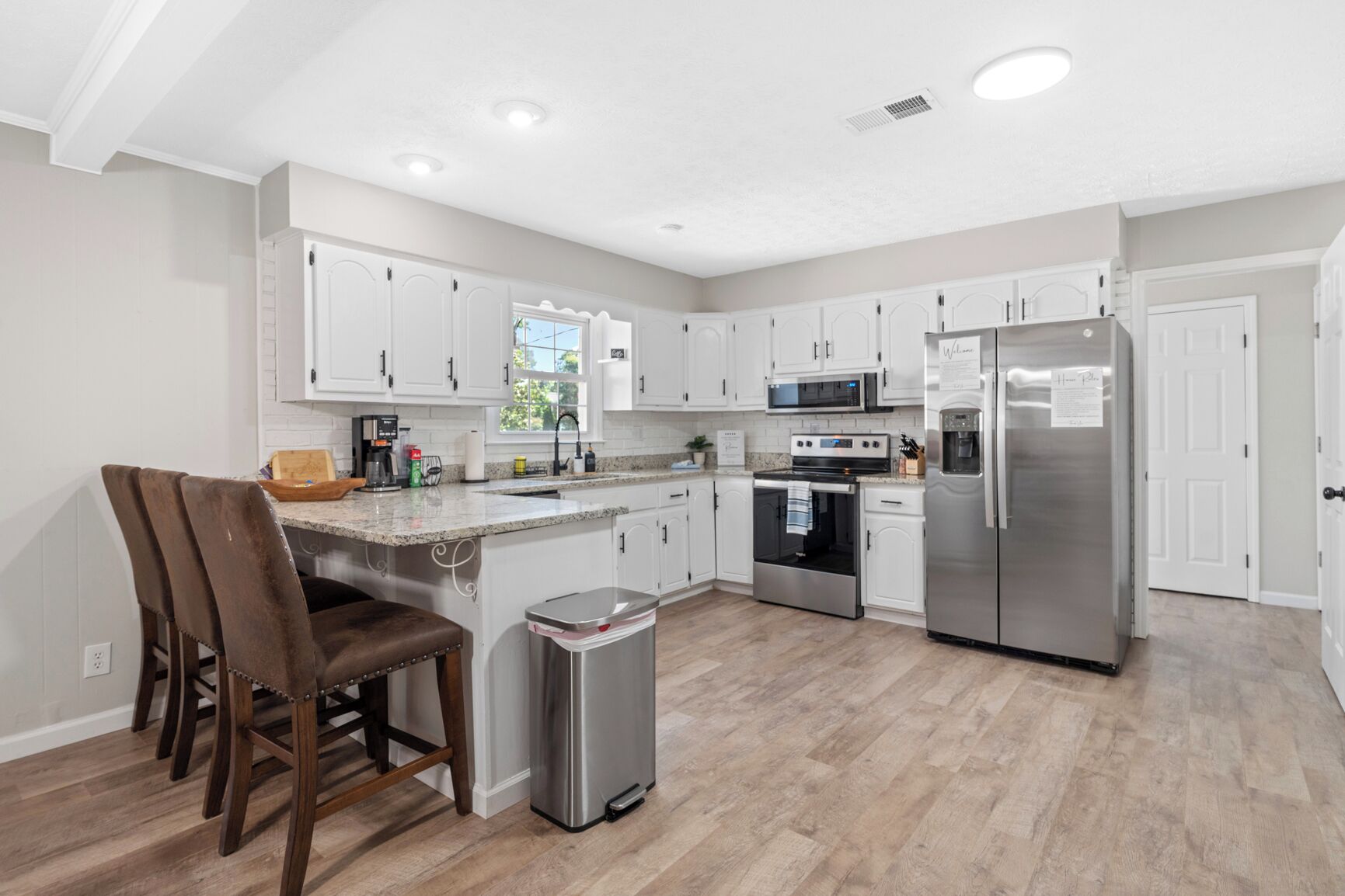 冷蔵庫、電子レンジ、オーブン、コンロ