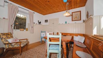 Basic House, 3 Bedrooms, Non Smoking, Kitchen | In-room dining