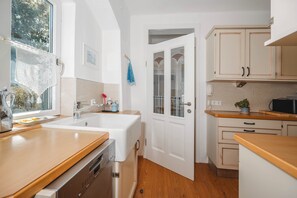 Basic House, 3 Bedrooms, Non Smoking, Kitchen | Private kitchen