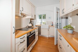 Rumah Basic, 3 kamar tidur, Bebas Asap Rokok, dapur | Dapur pribadi | Lemari es, microwave, kompor, dan mesin pencuci piring