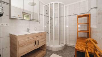 Basic House, 3 Bedrooms, Non Smoking, Kitchen | Bathroom | Shower, hair dryer, heated floors, towels