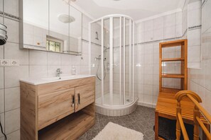 Rumah Basic, 3 kamar tidur, Bebas Asap Rokok, dapur | Kamar mandi | Shower, pengering rambut, lantai berpemanas, dan handuk