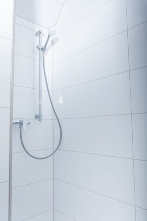 Shower, hair dryer, towels, soap - Ferienwohnung Torster Nr.16, Hameln Bahnhofsnähe (Hameln)
