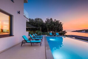 Pool - Beachfront Villa Naviblue with Pool (Pula)
