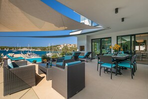 Outdoor dining - Beachfront Villa Naviblue with Pool (Pula)
