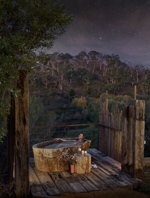 Outdoor spa tub