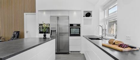 Fridge, dishwasher, coffee/tea maker