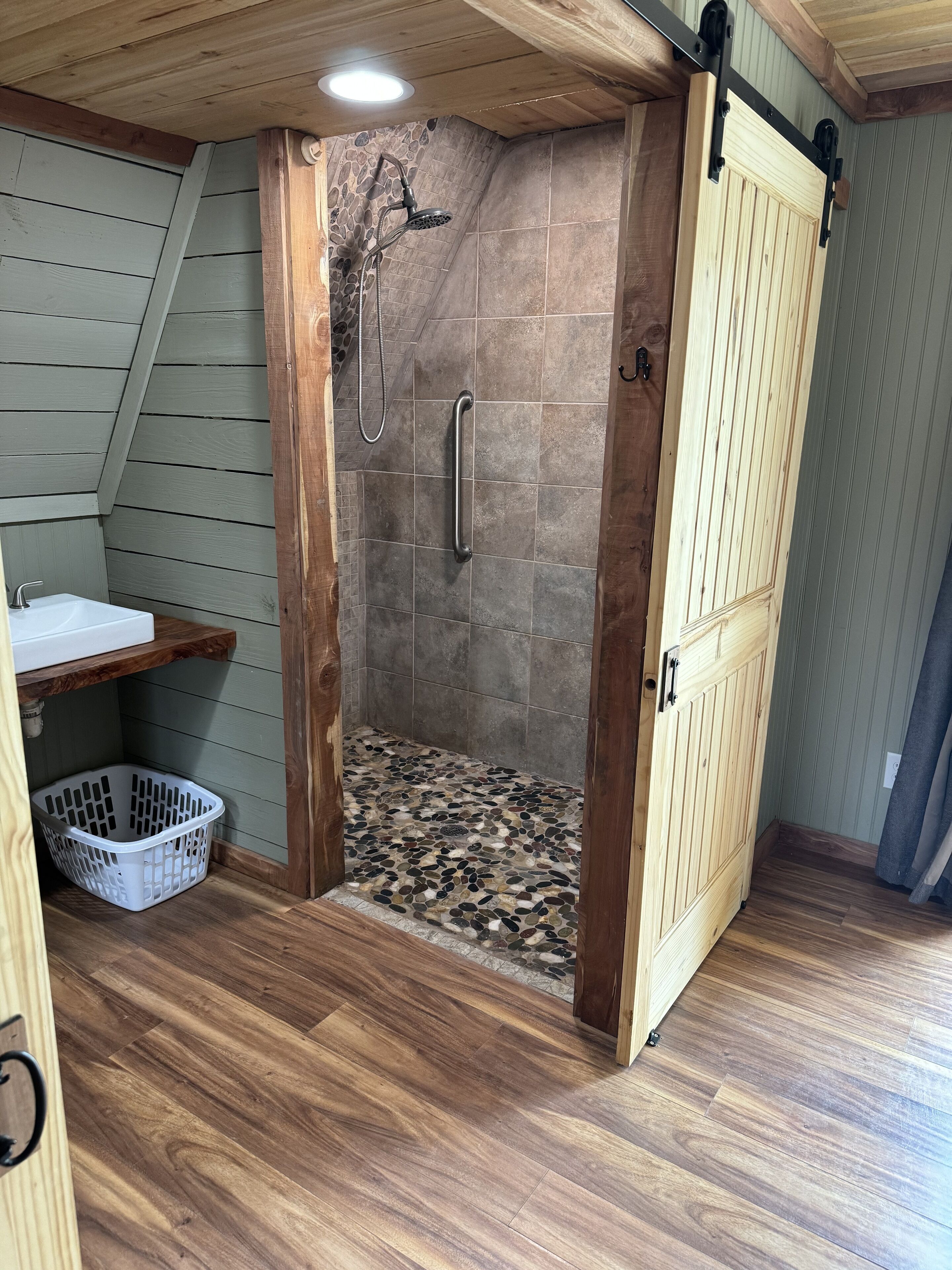 Douche, serviettes fournies, savon, shampoing