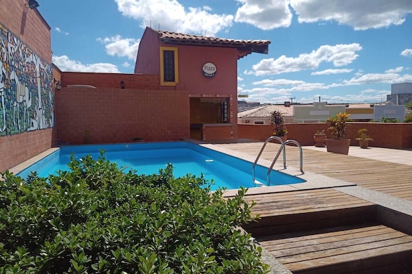 Una piscina al aire libre, sombrillas