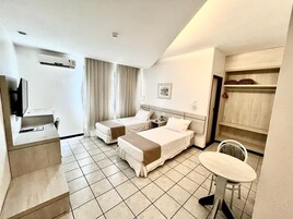 Quarto standard, vários quartos, suíte, vista para a cidade | Roupas de cama premium, camas com colchões pillow-top