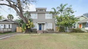 Exterior - Modern Moroccan Villa w Firepit BBQ and Game Room! (Tampa)
