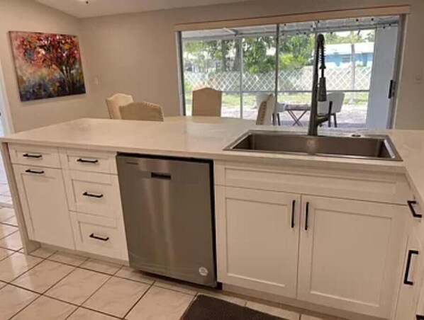 Private kitchen - Friendly and cozy, relaxed home (Oakland Park)