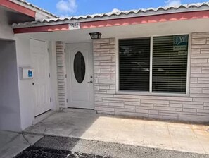 Exterior detail - Friendly and cozy, relaxed home  (Oakland Park)