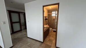 Comfort Room, 1 Queen Bed | Bathroom - Amplia Habitación en Plaza San Luis (San Luis Potosi)